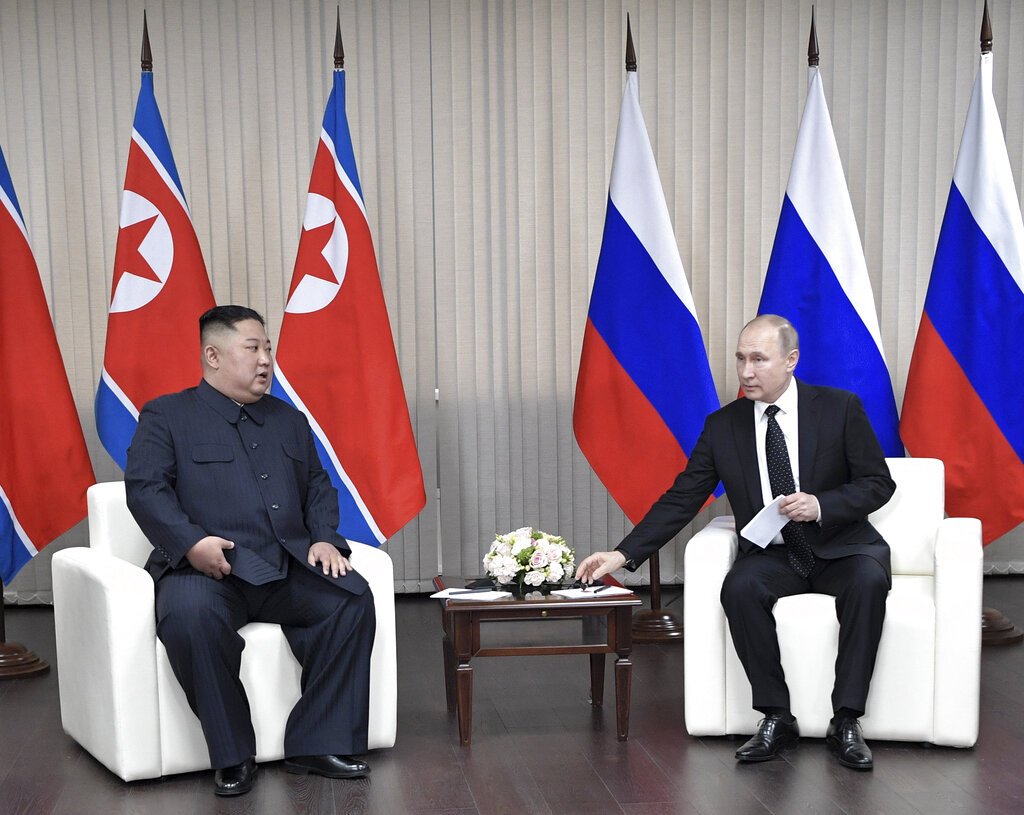 El líder norcoreano, Kim Jong Un, habla con el presidente de Rusia, Vladimir Putin durante una cumbre en Vladivostok, Rusia, el 25 de abril de 2019. (Alexei Nikolsky, Sputnik, Kremlin Pool Photo via AP)