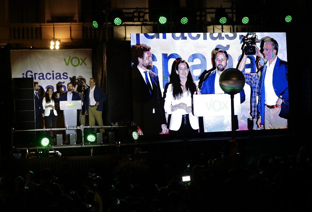 Santiago Abascal, líder del partido de extrema derecha Vox (segundo por la derecha en la pantalla de video), se dirige a sus seguidores tras las elecciones generales, en Madrid, el 28 de abril de 2019. Foto: Manu Fernández / AP.