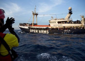 Migrantes y refugiados en el buque de rescate Golfo Azzurro tras ser rescatados por personal de la organización no gubernamental española Proactiva Open Arms, en el Mar Mediterráneo, unas 18 millas al norte de Sabratha, Libia, el 15 de junio de 2017. Foto: Emilio Morenatti / AP.