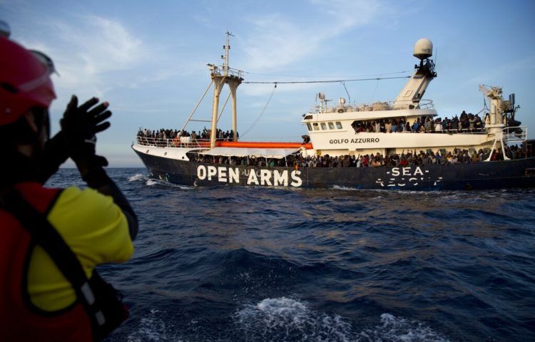 Migrantes y refugiados en el buque de rescate Golfo Azzurro tras ser rescatados por personal de la organización no gubernamental española Proactiva Open Arms, en el Mar Mediterráneo, unas 18 millas al norte de Sabratha, Libia, el 15 de junio de 2017. Foto: Emilio Morenatti / AP.