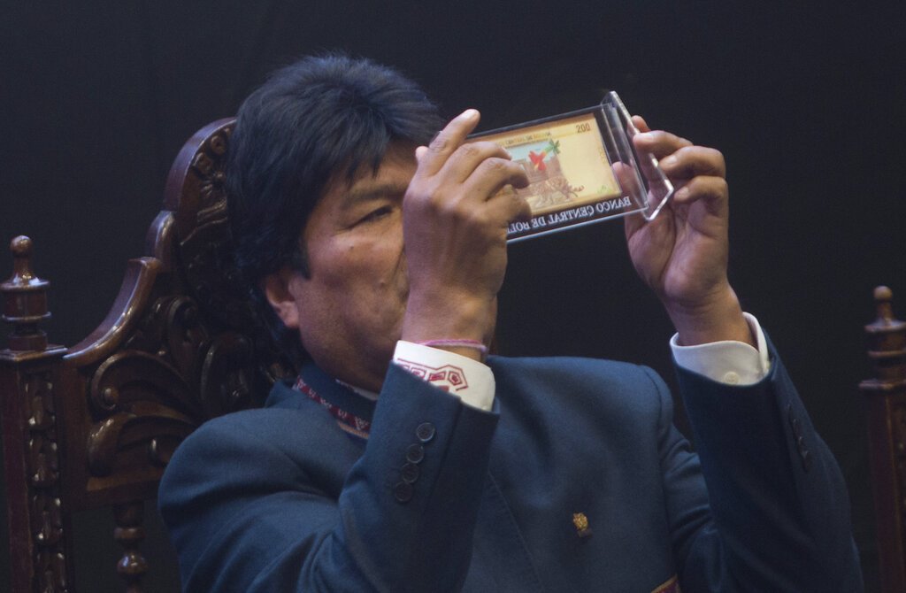 El presidente boliviano Evo Morales mira el nuevo billete de 200 bolivianos durante una ceremonia para presentar un conjunto de nuevos billetes en el palacio de gobierno en La Paz, el martes 23 de abril de 2019. (AP Foto / Juan Karita)