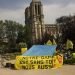 Defensores de la vivienda pública protestan frente a la destruida catedral de Notre Dame para exigir que se recuerde a los más pobres de Francia, en París, el lunes 22 de abril de 2019. Foto: Francisco Seco / AP.