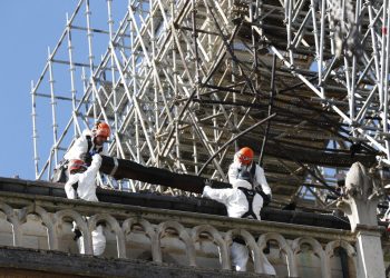 Trabajadores instalan protecciones en la catedral de Notre Dame el miércoles 24 de abril de 2019 en París. Foto: Thibault Camus / AP.