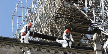 Trabajadores instalan protecciones en la catedral de Notre Dame el miércoles 24 de abril de 2019 en París. Foto: Thibault Camus / AP.