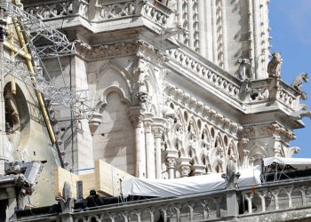 Lonas cubriendo la catedral de Notre Dame el miércoles 24 de abril de 2019. Se han contratado escaladores profesionales para instalar lonas sintéticas impermeables mientras las autoridades trataban de evitar más daños ante la llegada de tormentas a París. Foto: Thibault Camus / AP.