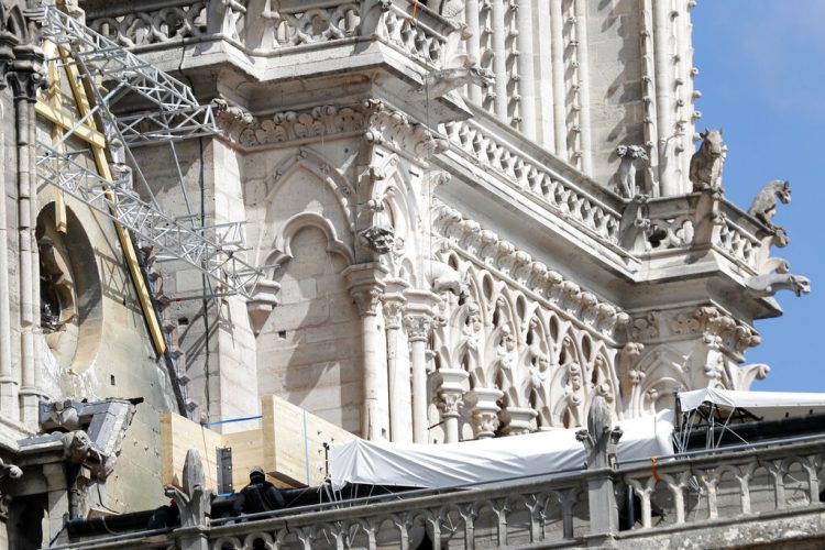 Lonas cubriendo la catedral de Notre Dame el miércoles 24 de abril de 2019. Se han contratado escaladores profesionales para instalar lonas sintéticas impermeables mientras las autoridades trataban de evitar más daños ante la llegada de tormentas a París. Foto: Thibault Camus / AP.