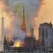 En esta fotografía del lunes 15 de abril de 2019 se muestra la Torre Eiffel en el fondo y una columna de humo y llamas que salen de un incendio en la catedral de Notre Dame en París. Foto: Thierry Mallet/AP