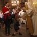 Sacerdotes dan la comunión a los feligreses durante la misa del domingo de Pascua en la grandiosa iglesia Saint-Eustache en París, el domingo 21 de abril de 2019. Foto: Francisco Seco/AP.