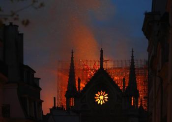 Llamas y humo salen del incendio en la catedral de Notre Dame el lunes 15 de abril de 2019 en París. Foto: Thibault Camus) / AP.