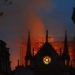Llamas y humo salen del incendio en la catedral de Notre Dame el lunes 15 de abril de 2019 en París. Foto: Thibault Camus) / AP.