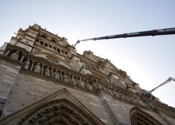 Una grúa trabaja en la catedral Notre Dame en París, el viernes 19 de abril de 2019. Foto: Philippe Wojazer/Pool vía AP.