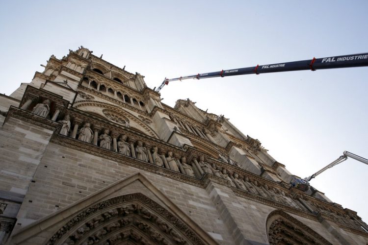 Una grúa trabaja en la catedral Notre Dame en París, el viernes 19 de abril de 2019. Foto: Philippe Wojazer/Pool vía AP.