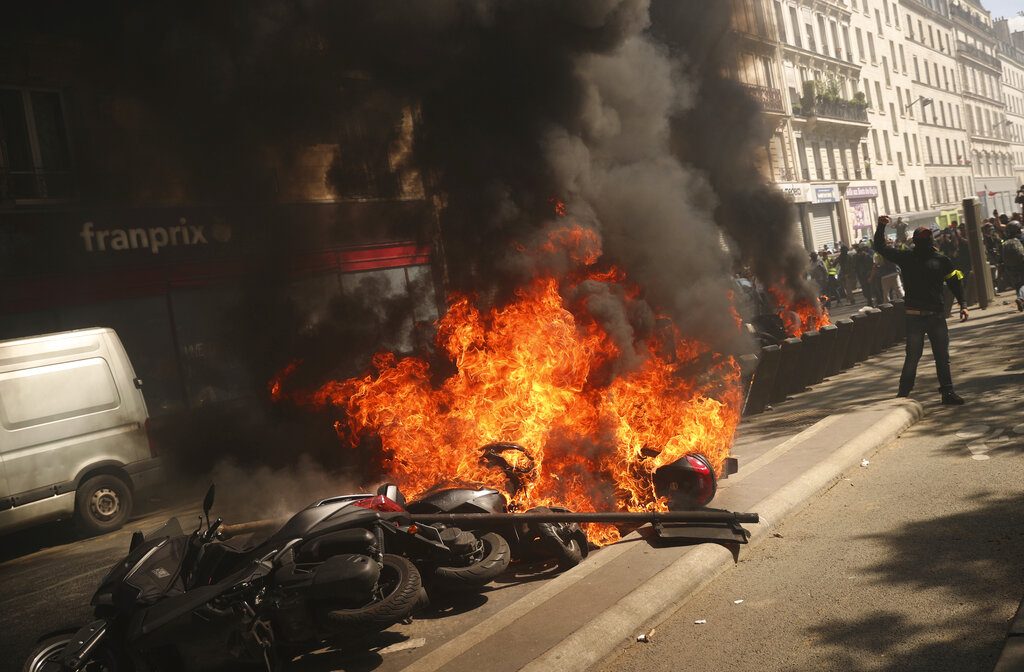 Varias motocicletas arden durante una protesta de chalecos amarillos en París, el sábado 20 de abril de 2019. Foto: Francisco Seco / AP.