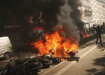 Varias motocicletas arden durante una protesta de chalecos amarillos en París, el sábado 20 de abril de 2019. Foto: Francisco Seco / AP.