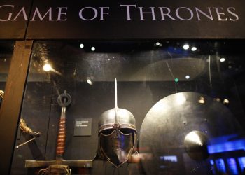En esta foto del 10 de junio del 2014, armas de "Game of Thrones" se exhiben en Waterfront Hall, en Belfast, Irlanda. Foto: Peter Morrison / AP.