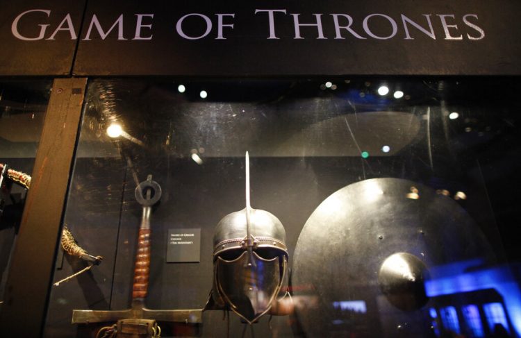 En esta foto del 10 de junio del 2014, armas de "Game of Thrones" se exhiben en Waterfront Hall, en Belfast, Irlanda. Foto: Peter Morrison / AP.