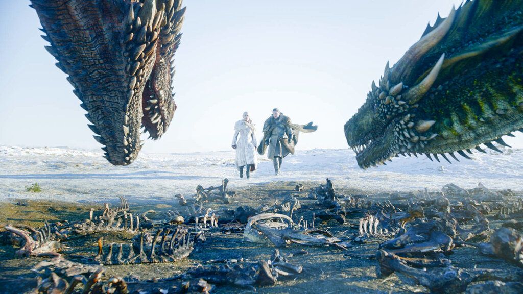 Emilia Clarke, izquierda, y Kit Harington en una escena de "Game of Thrones" cuya octava temporada se estrenó el 14 de abril de 2019 en una imagen proporcionada por HBO. Fotograma: HBO vía AP.