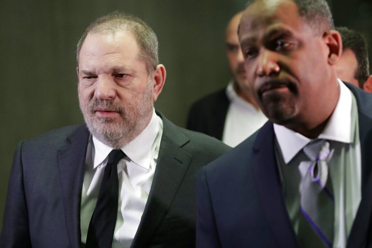 Harvey Weinstein, a la izquierda, sale de la corte con el abogado Ron Sullivan en Nueva York, el 25 de enero del 2019. Foto: Mark Lennihan / AP.