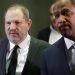 Harvey Weinstein, a la izquierda, sale de la corte con el abogado Ron Sullivan en Nueva York, el 25 de enero del 2019. Foto: Mark Lennihan / AP.