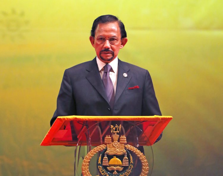 El sultán de Brunei, Hassanal Bolkiah, interviene durante la ceremonia de clausura y entrega de la presidencia de la ASEAN a Myanmar, en Bandar Seri Begawan, el 10 de octubre de 2013. Foto: Vincent Thian / AP.