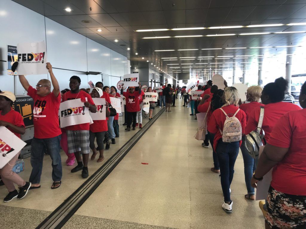 Protesta en aeropuerto de Miami por el fin de las propinas obligatorias. Foto: WLRN.