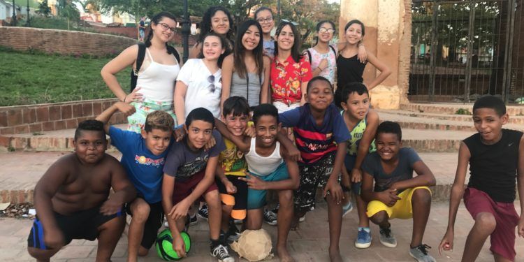 Integrantes del Proyecto Dale durante su viaje a Cuba junto a niños cubanos. Foto: Cortesía de Maday Martínez.