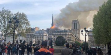La catedral de Notre Dame de París, uno de los monumentos más emblemáticos de la capital francesa, está sufriendo un incendio, según pudo constatar una periodista de Efe en el lugar.La policía ha acordonado la zona y está desalojando a los numerosos turistas que se encontraban dentro de la catedral. EFE/María Diaz Valderrama