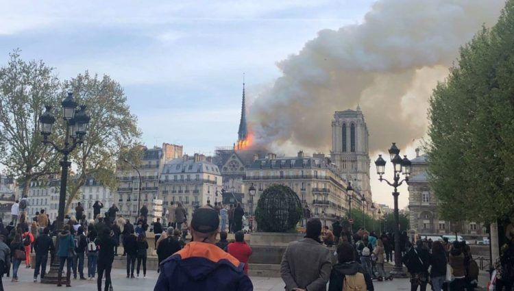 La catedral de Notre Dame de París, uno de los monumentos más emblemáticos de la capital francesa, está sufriendo un incendio, según pudo constatar una periodista de Efe en el lugar.La policía ha acordonado la zona y está desalojando a los numerosos turistas que se encontraban dentro de la catedral. EFE/María Diaz Valderrama