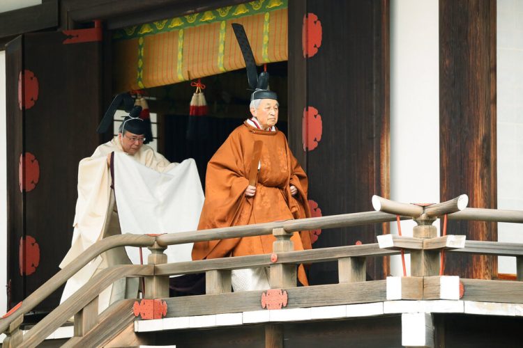 El emperador Akihito, derecha, sale de un santuario después de un ritual para reportar su abdicación, en el Palacio Imperial de Tokio, el martes 30 de abril de 2019. Foto: Japan Pool vía AP.