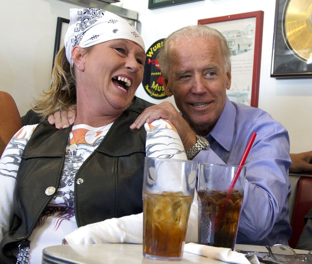 En esta fotografía del 9 de septiembre de 2012, el entonces vicepresidente Joe Biden comparte con los clientes en el restaurante Cruisers Diner en Seaman, Ohio. (AP Foto/Carolyn Kaster, archivo)