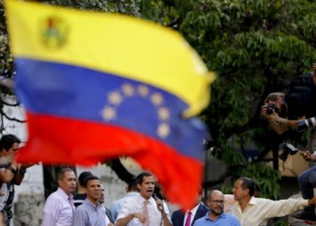 El líder de la oposición de Venezuela y autoproclamado presidente interino, Juan Guaidó, habla durante un mitin en Caracas, el lunes 1 de abril de 2019. Foto: Natacha Pisarenko / AP.