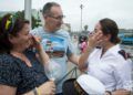 Familiares de los guardiamarinas del buque escuela "Juan Sebastián de Elcano" los recibieron de sorpresa en La Habana. Foto: Otmaro Rodríguez.