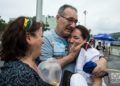 Familiares de los guardiamarinas del buque escuela "Juan Sebastián de Elcano" los recibieron de sorpresa en La Habana. Foto: Otmaro Rodríguez.