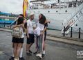 Familiares y parejas de los guardiamarinas del buque escuela "Juan Sebastián de Elcano" los recibieron de sorpresa en La Habana. Foto: Otmaro Rodríguez.