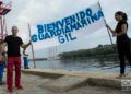 Familiares y parejas de los guardiamarinas del buque escuela "Juan Sebastián de Elcano" los recibieron de sorpresa en La Habana. Foto: Otmaro Rodríguez.