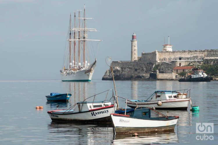 El buque escuela "Juan Sebastián de Elcano" de la Armada Española a su entrada a la bahía de La Habana. Foto: Otmaro Rodríguez.