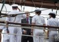 El embajador español en Cuba, Juan Fernández Trigo, saluda la bandera de su país y a los tripulantes del busque escuela "Juan Sebastián Elcano". Foto: Otmaro Rodríguez.