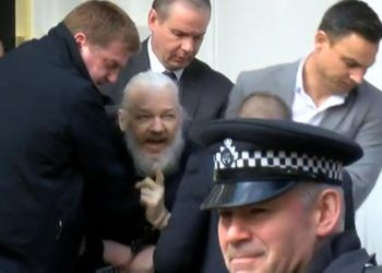 Imagen tomada de video del arresto de Julian Assange hoy en Londres.
