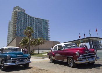 Dos automóviles estadounidenses clásicos estacionados frente al Hotel Riviera este miércoles en La Habana (Cuba). Foto: Yander Zamora / EFE.