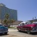 Dos automóviles estadounidenses clásicos estacionados frente al Hotel Riviera este miércoles en La Habana (Cuba). Foto: Yander Zamora / EFE.