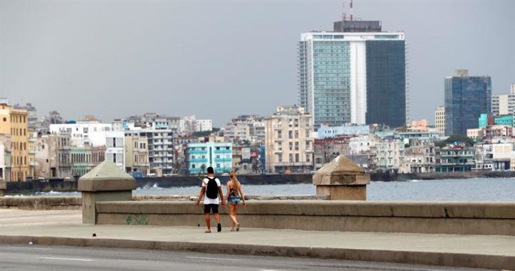 Malecón de La Habana, abril de 2019. Foto: Ernesto Mastrascusa / EFE.