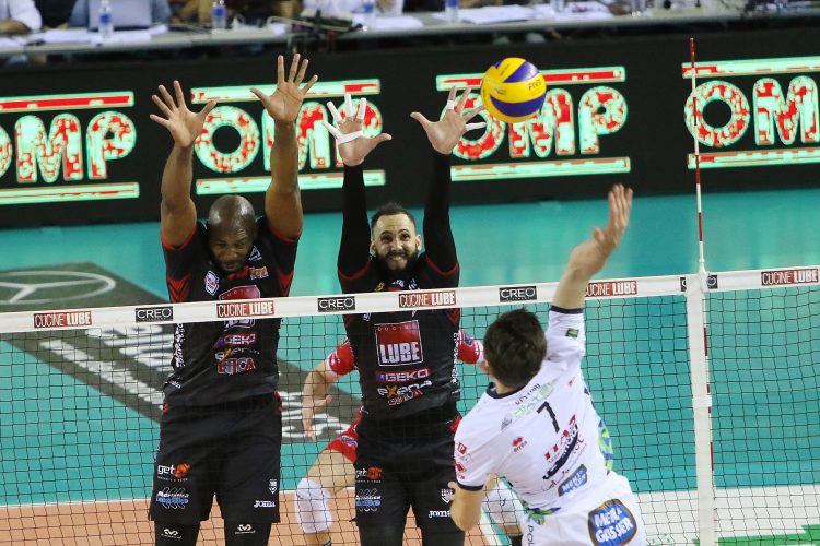 Simón y Juantorena no dieron mucho margen al Trentino en el cuarto episodio seminfinal. Foto: Tomada de Lega Volley