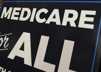 Esta foto del 10 de abril del 2019 muestra un cartel con el nombre del programa Medicare durante una conferencia de prensa para volver a presentar una propuesta de ley llamada "Medicare para todos", en el Capitolio, en Washington. (AP Foto/Susan Walsh)