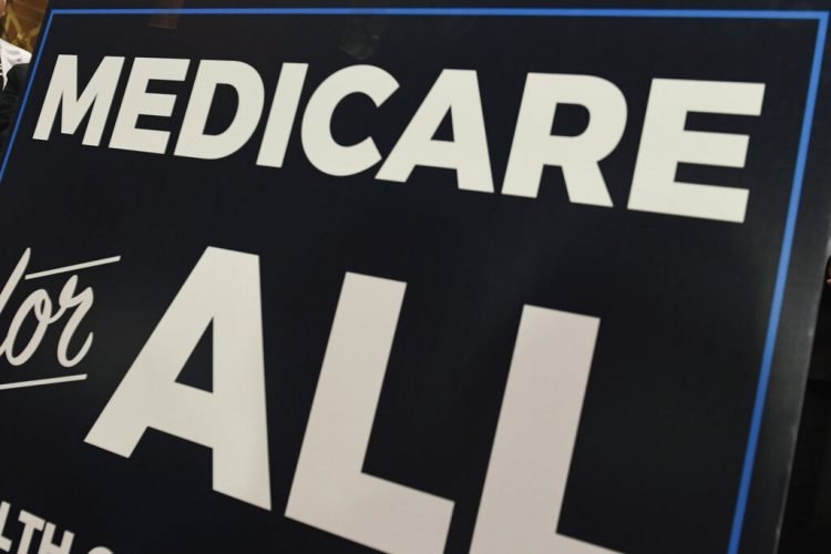 Esta foto del 10 de abril del 2019 muestra un cartel con el nombre del programa Medicare durante una conferencia de prensa para volver a presentar una propuesta de ley llamada "Medicare para todos", en el Capitolio, en Washington. (AP Foto/Susan Walsh)