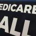 Esta foto del 10 de abril del 2019 muestra un cartel con el nombre del programa Medicare durante una conferencia de prensa para volver a presentar una propuesta de ley llamada "Medicare para todos", en el Capitolio, en Washington. (AP Foto/Susan Walsh)