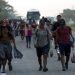 Migrantes centroamericanos que viajan en una caravana a la frontera con Estados Unidos caminan por la carretera a Pijijiapan, México, el lunes 22 de abril de 2019. Foto: Moisés Castillo / AP.
