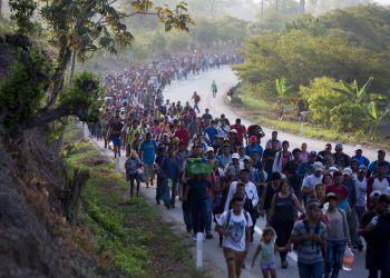 Migrantes centroamericanos que forman parte de una caravana rumbo a la frontera entre México y Estados Unidos, camina por la carretera en Escuintla, Chiapas, México, el sábado 20 de abril de 2019. Foto: Moisés Castillo/AP.