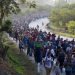Migrantes centroamericanos que forman parte de una caravana rumbo a la frontera entre México y Estados Unidos, camina por la carretera en Escuintla, Chiapas, México, el sábado 20 de abril de 2019. Foto: Moisés Castillo/AP.