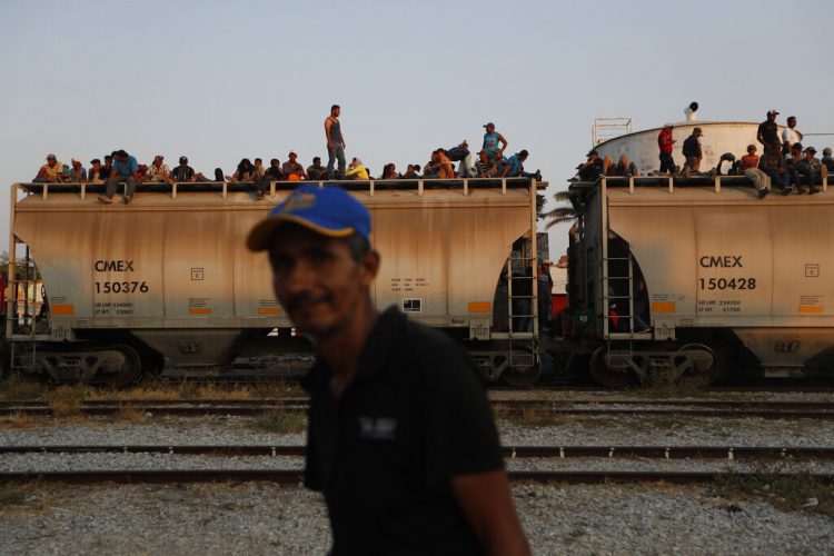 Migrantes centroamericanos van sobre un tren de carga rumbo a la frontera entre México y Estados Unidos en Ixtepec, Oaxaca, el 23 de abril de 2019. Foto: Moisés Castillo / AP.