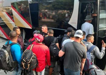 Migrantes cubanos suben a autobuses en Tapachula (Chiapas, México), el 17 de abril de 2019. Foto: Juan Manuel Blanco / EFE.